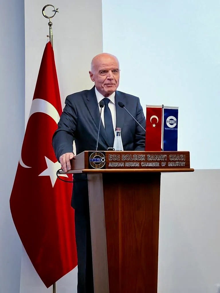 Ertan Soydan, Ege Bölgesi Sanayi Odası (EBSO) kürsüsünde konuşurken